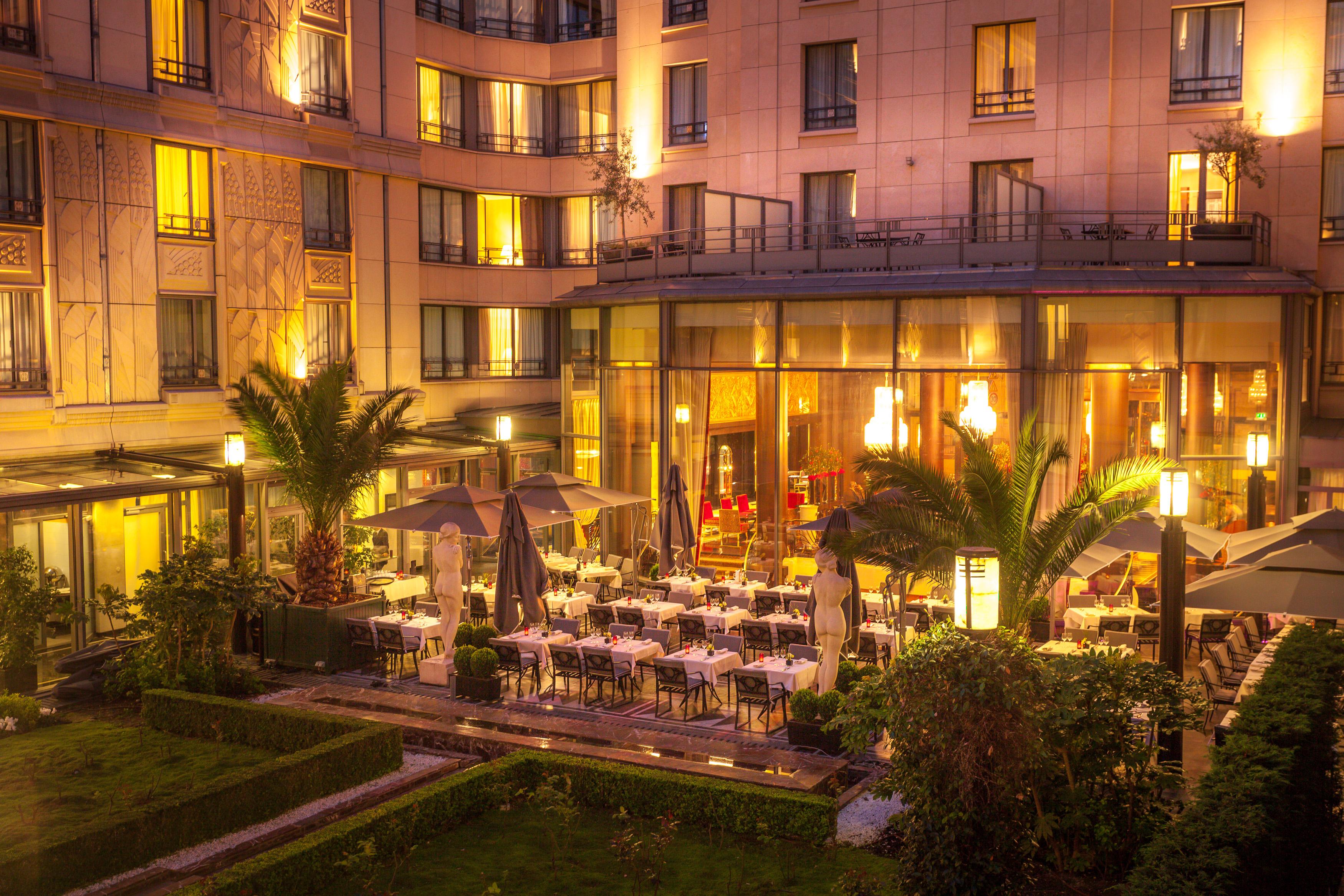 L'Hotel Du Collectionneur Paris Exteriör bild The hotel's courtyard