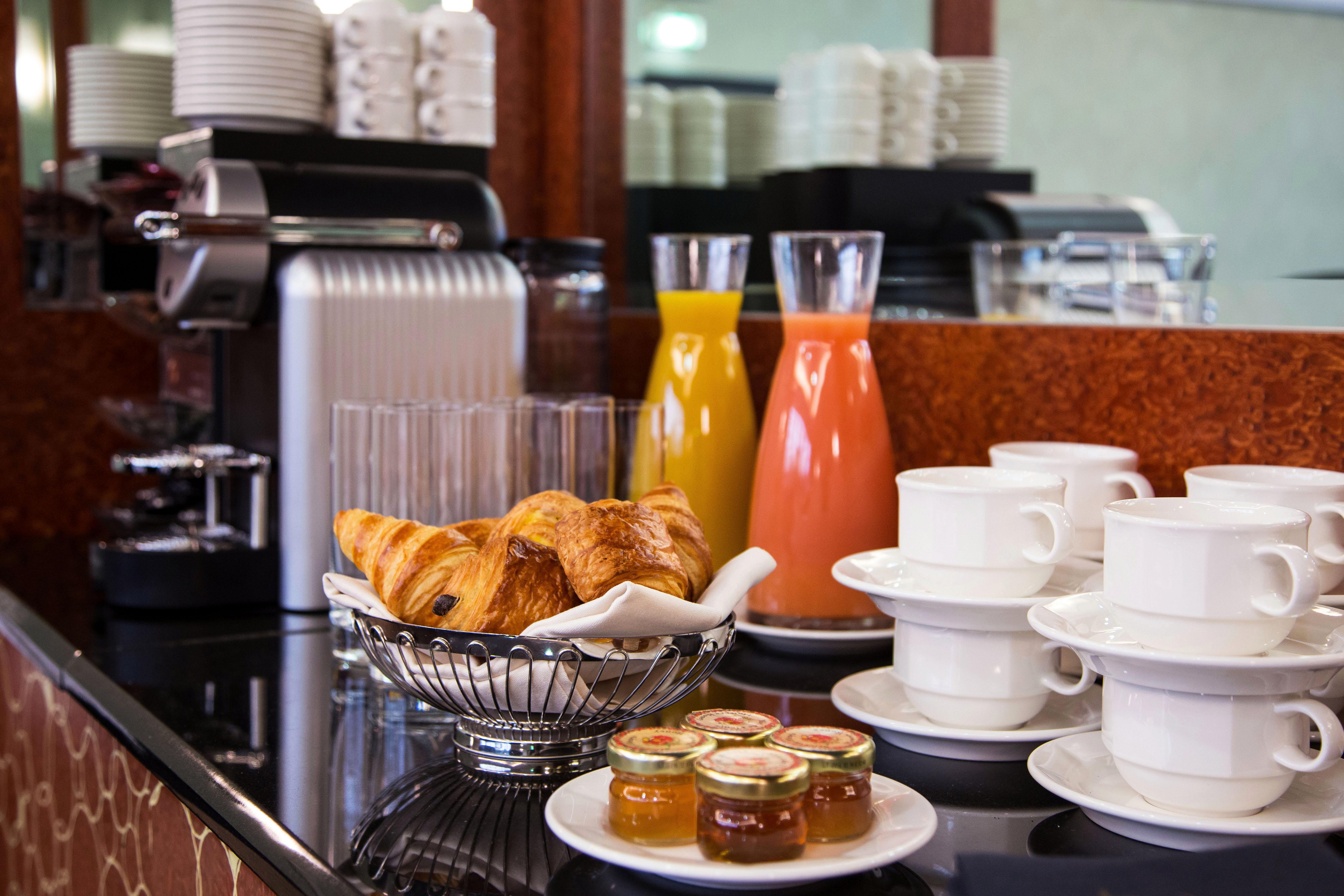 L'Hotel Du Collectionneur Paris Exteriör bild A typical breakfast buffet