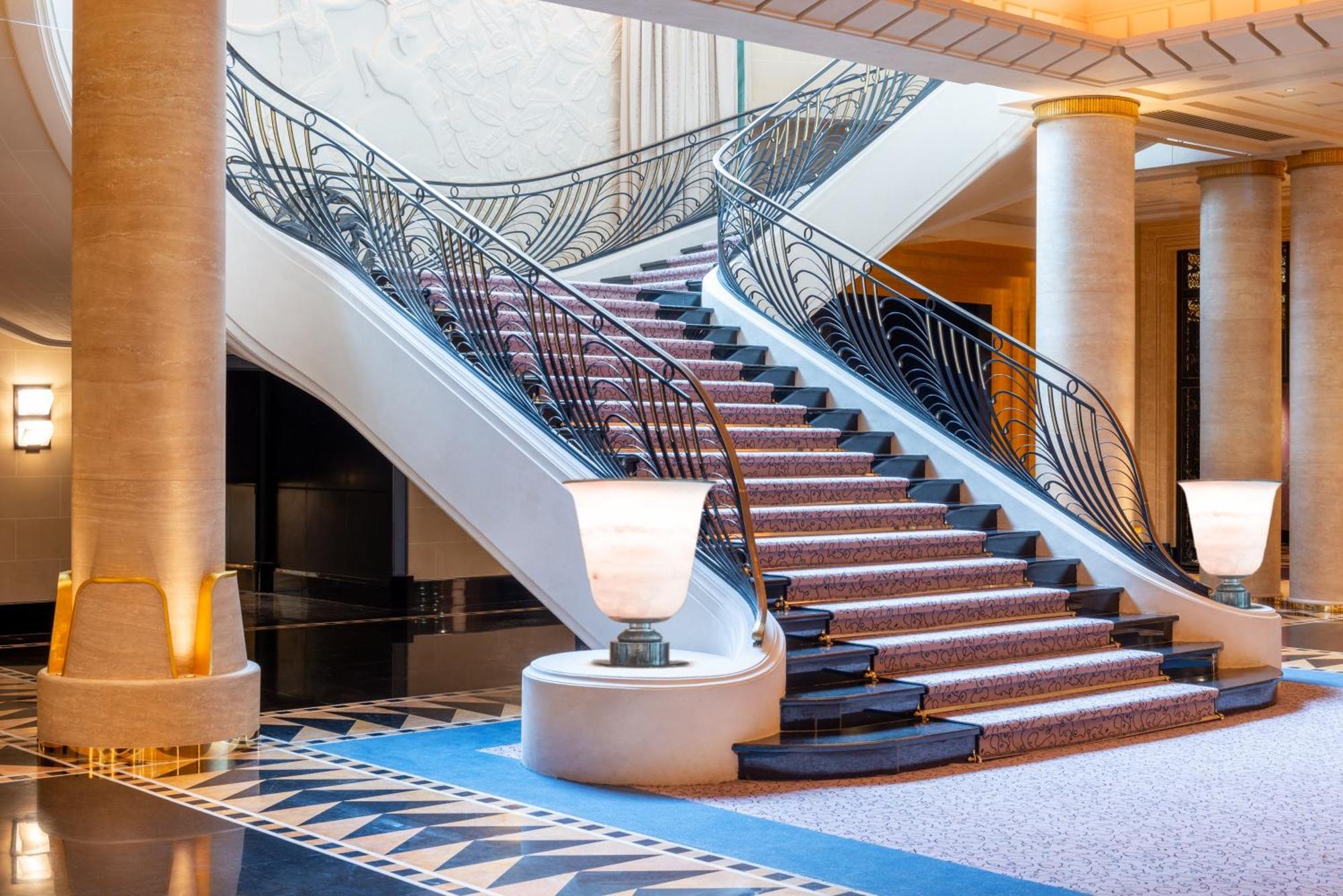 L'Hotel Du Collectionneur Paris Exteriör bild The staircase in the lobby