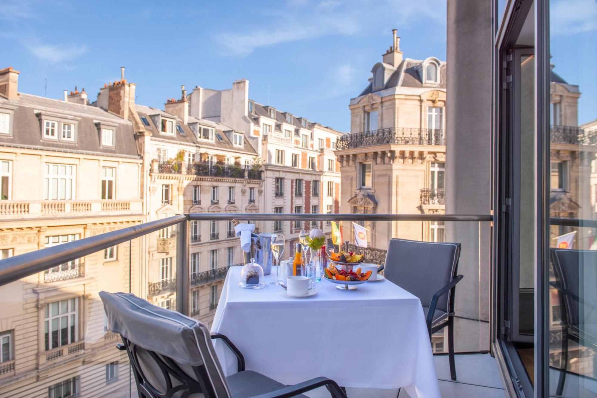 L'Hotel Du Collectionneur Paris Exteriör bild A balcony in Paris
