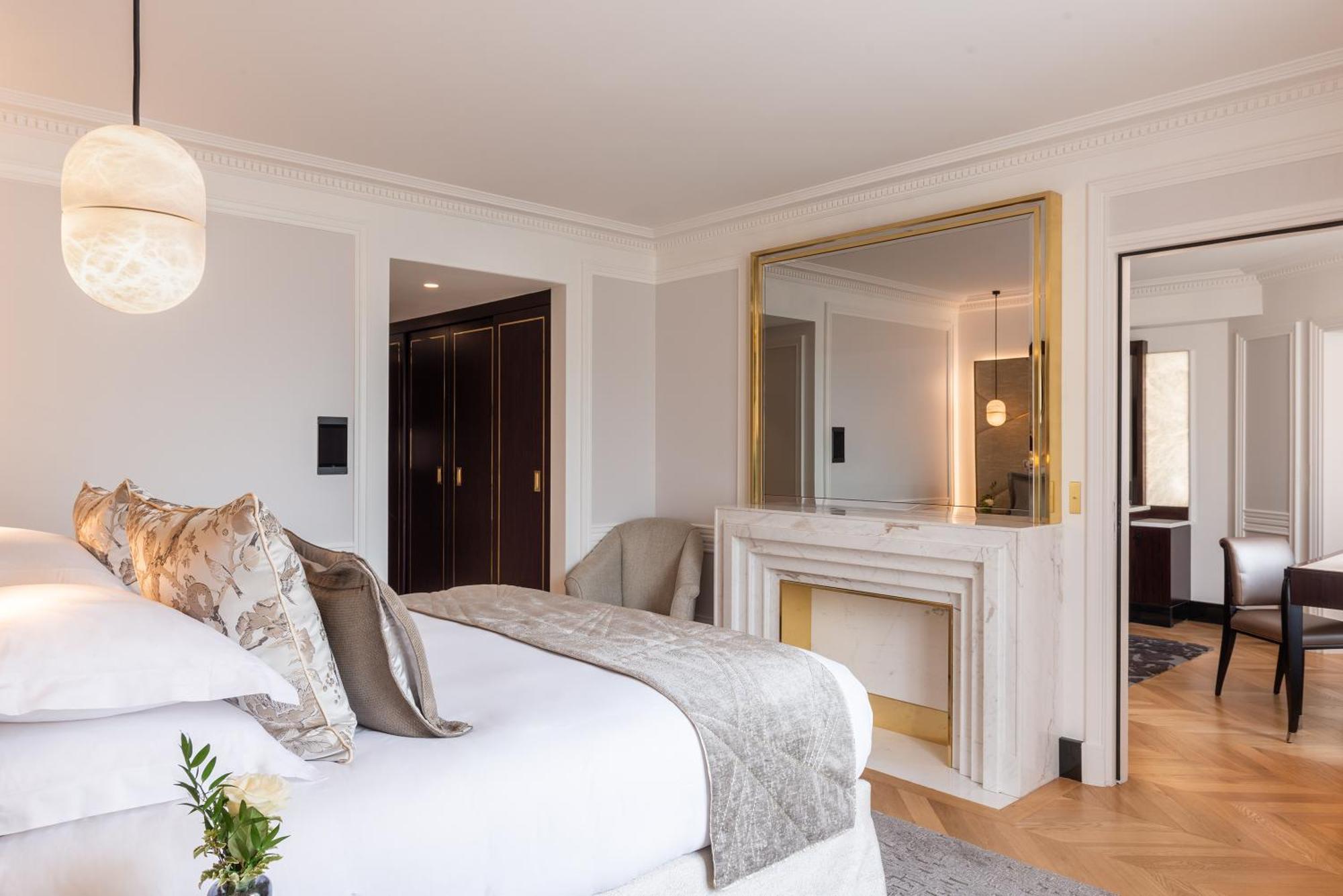 L'Hotel Du Collectionneur Paris Exteriör bild A bedroom at The London West End