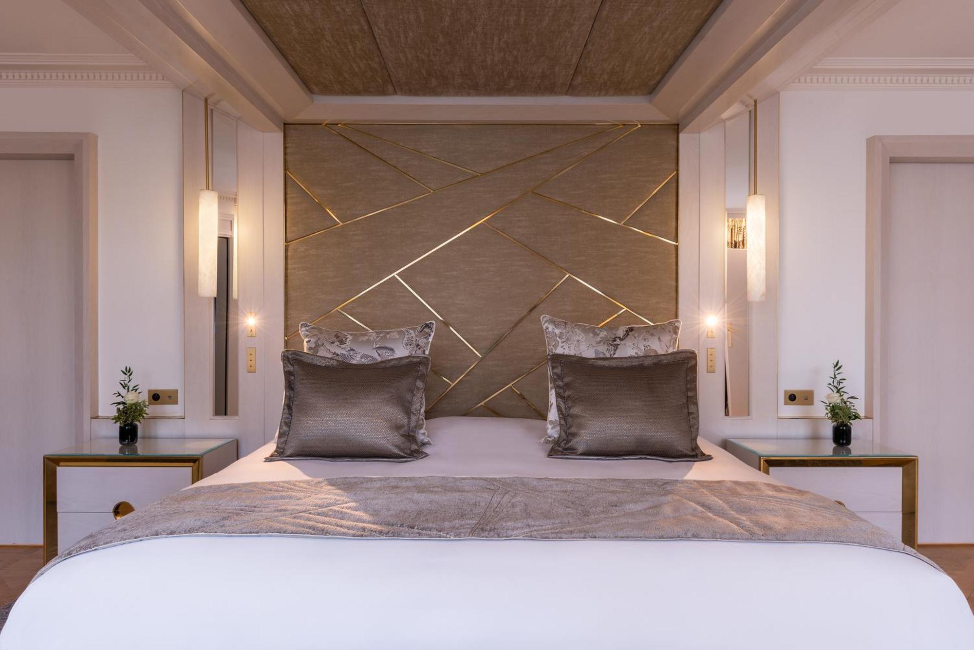 L'Hotel Du Collectionneur Paris Exteriör bild A bedroom at the hotel