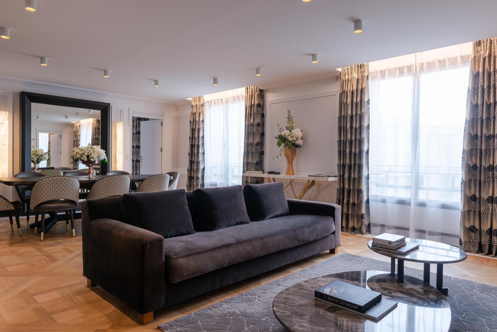 L'Hotel Du Collectionneur Paris Exteriör bild A living room in a Paris apartment