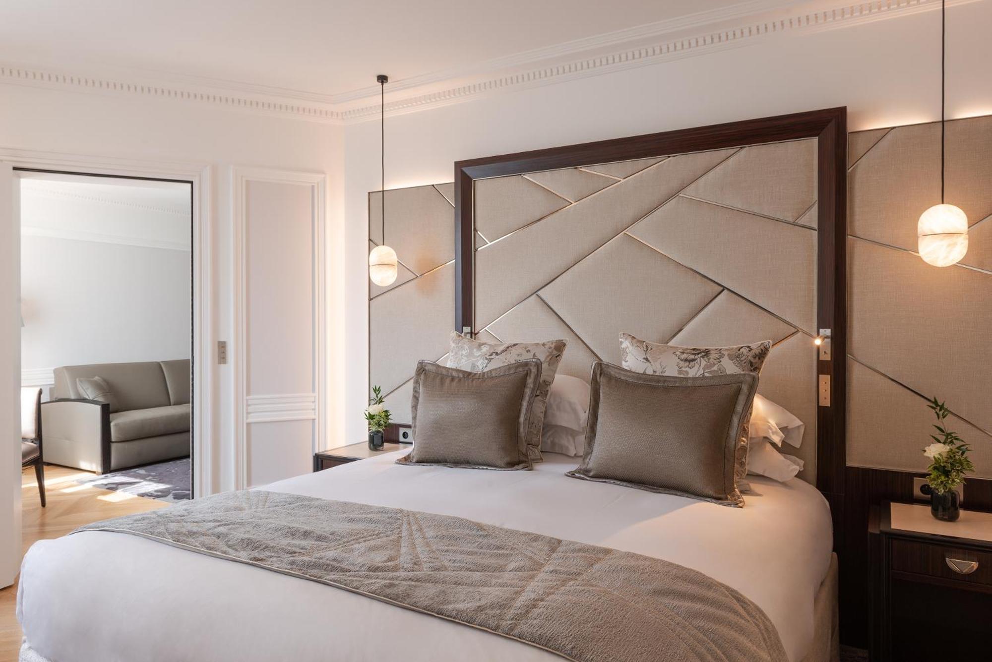 L'Hotel Du Collectionneur Paris Exteriör bild A bedroom at the hotel