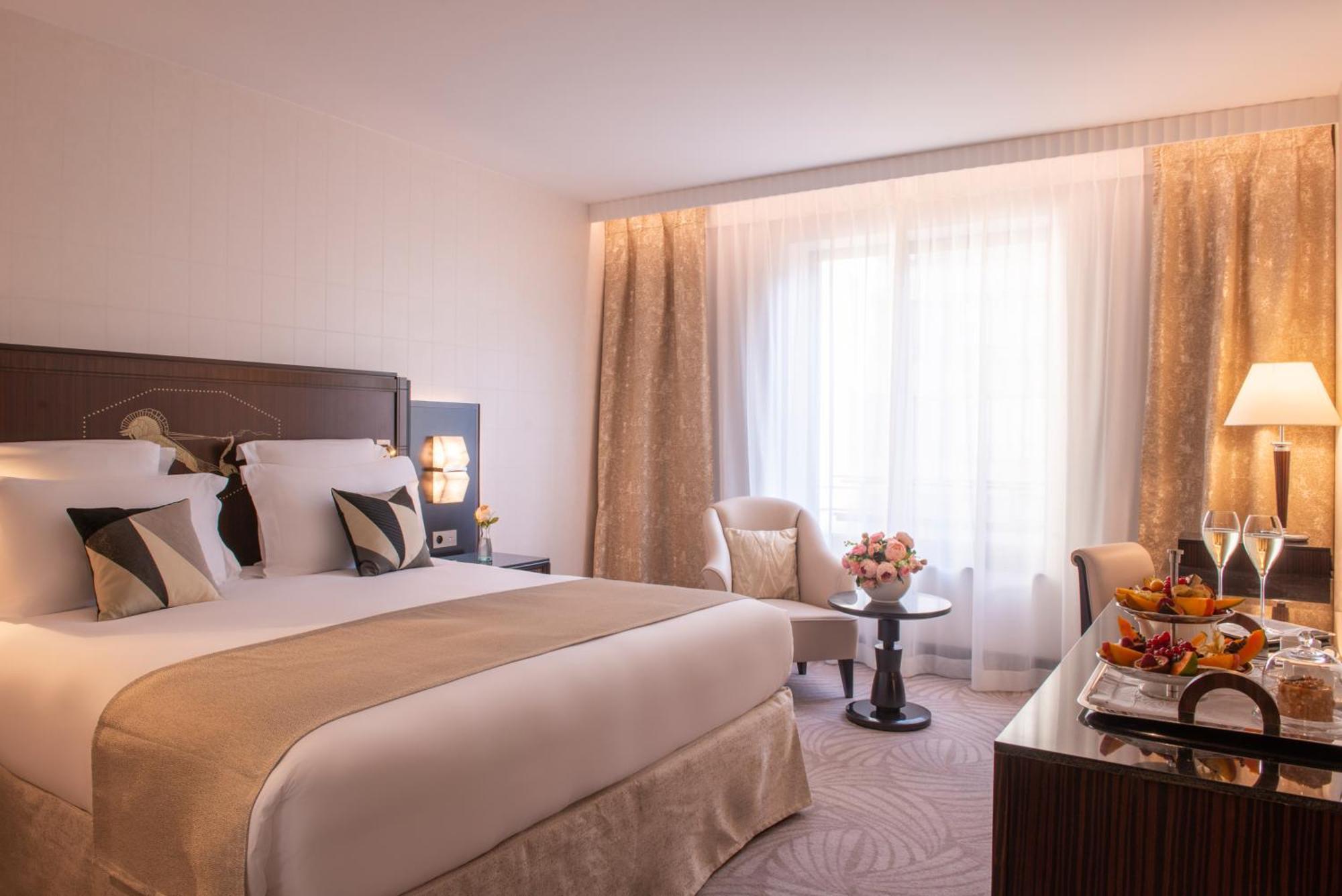 L'Hotel Du Collectionneur Paris Exteriör bild A room at the hotel