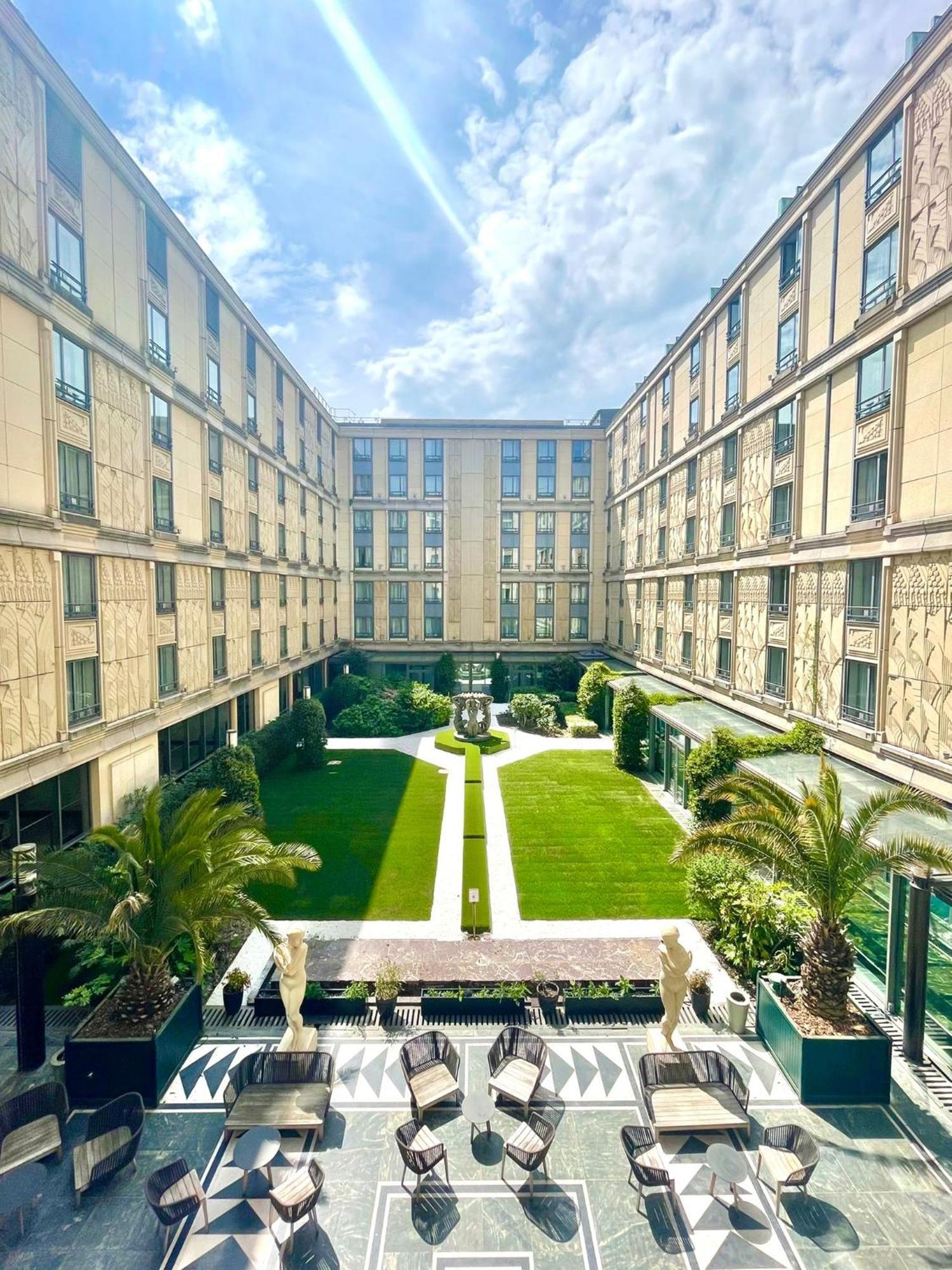 L'Hotel Du Collectionneur Paris Exteriör bild The courtyard of the hotel