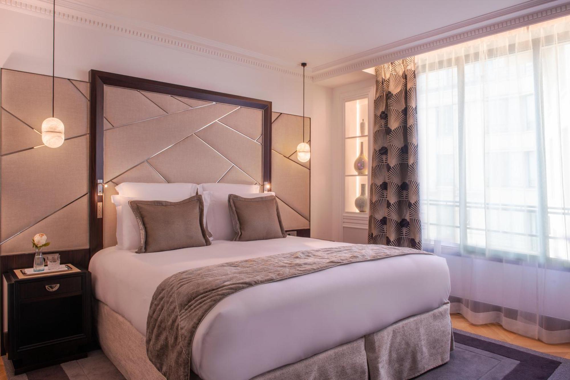 L'Hotel Du Collectionneur Paris Exteriör bild A bedroom at the hotel